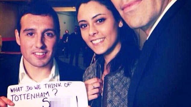 Santi Cazorla bị 'ném gạch' vì chụp ảnh chế giễu Tottenham